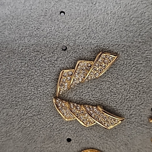 NWOT Fashion Gold Earrings - Picture 3 of 4